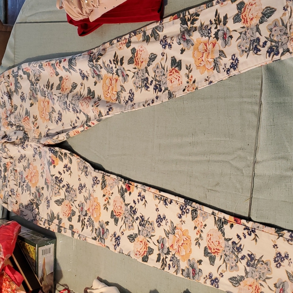 Bullhead flowered jeans